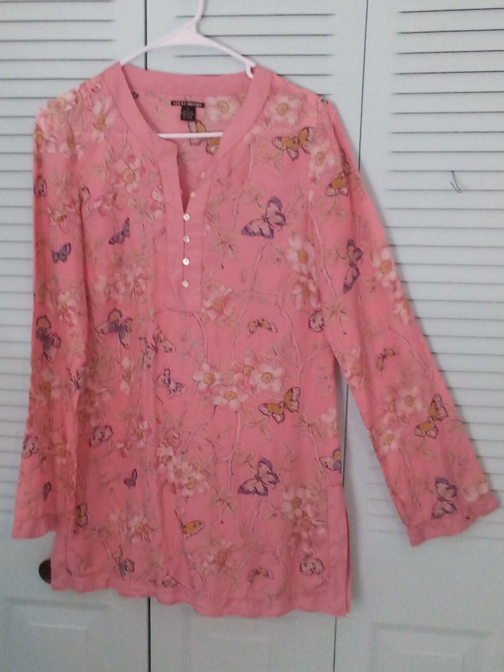 LUCKY BRAND SZ SM 100% SILK PINK 1/4 BUTTON UP PINK TRIM W/FLORALS & BUTTERFLIES